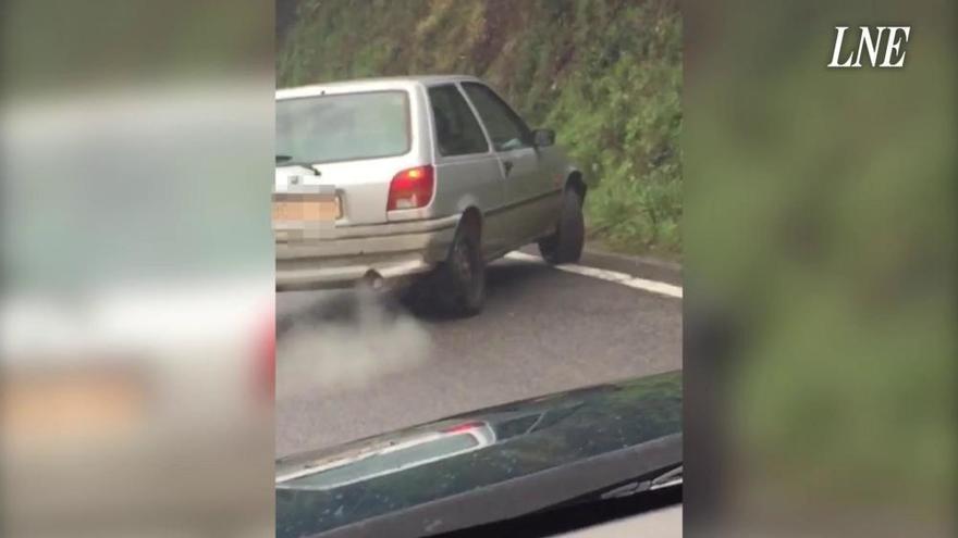 Nuevo vídeo viral: Se sale de la vía en Salas y sigue la marcha con las ruedas destrozadas