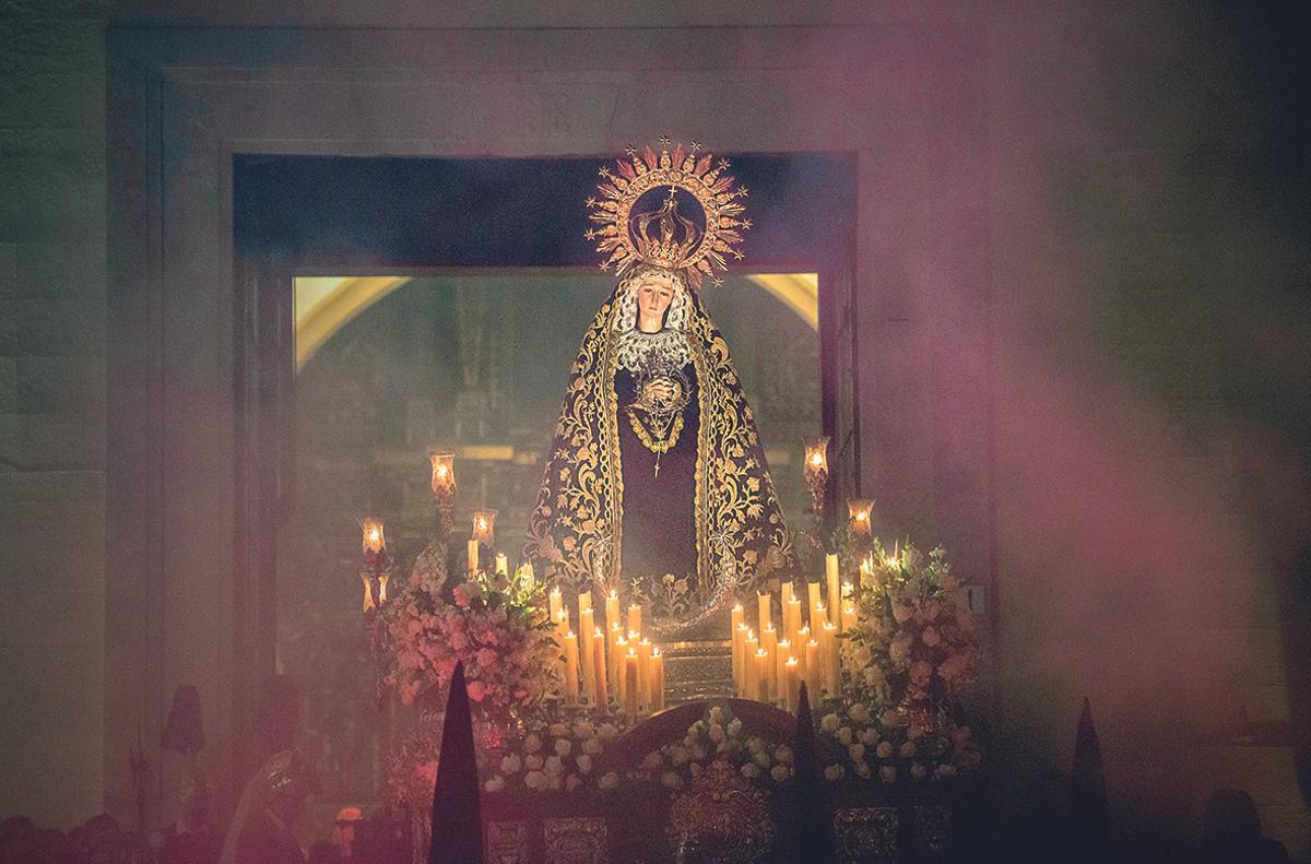 LA SOLEDAD. CUANDO LA COFRADÍA DEL DULCE NOMBRE DE JESÚS, SANTO CRISTO DEL CALVARIO Y SOLEDAD DE MARÍA SANTÍSIMA REGRESA A SU TEMPLO LO HACE ENTRE BENGALAS