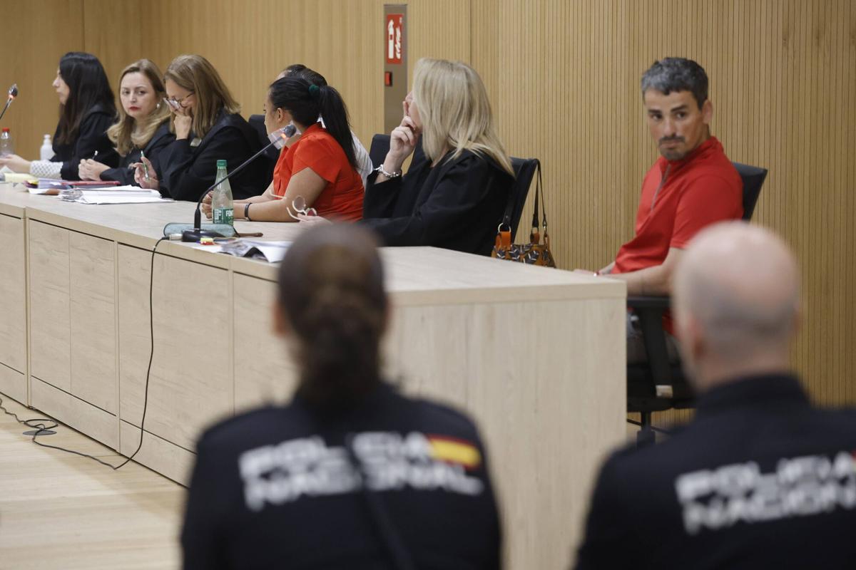 A.J.González Córdoba la sección tercera celebra el juicio con jurado por el asesinato del vecino de la calle Reina Mercedes, en Sagunto.