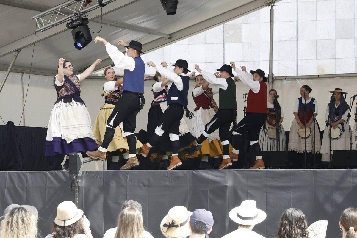 Plano de la jornada de baile tradicional gallego de ayer tarde en el Gaiás.