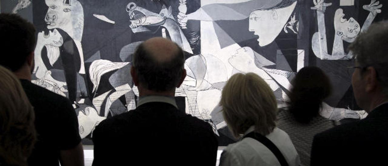 Visitantes en el Reina Sofía ante el &#039;Guernica&#039;.