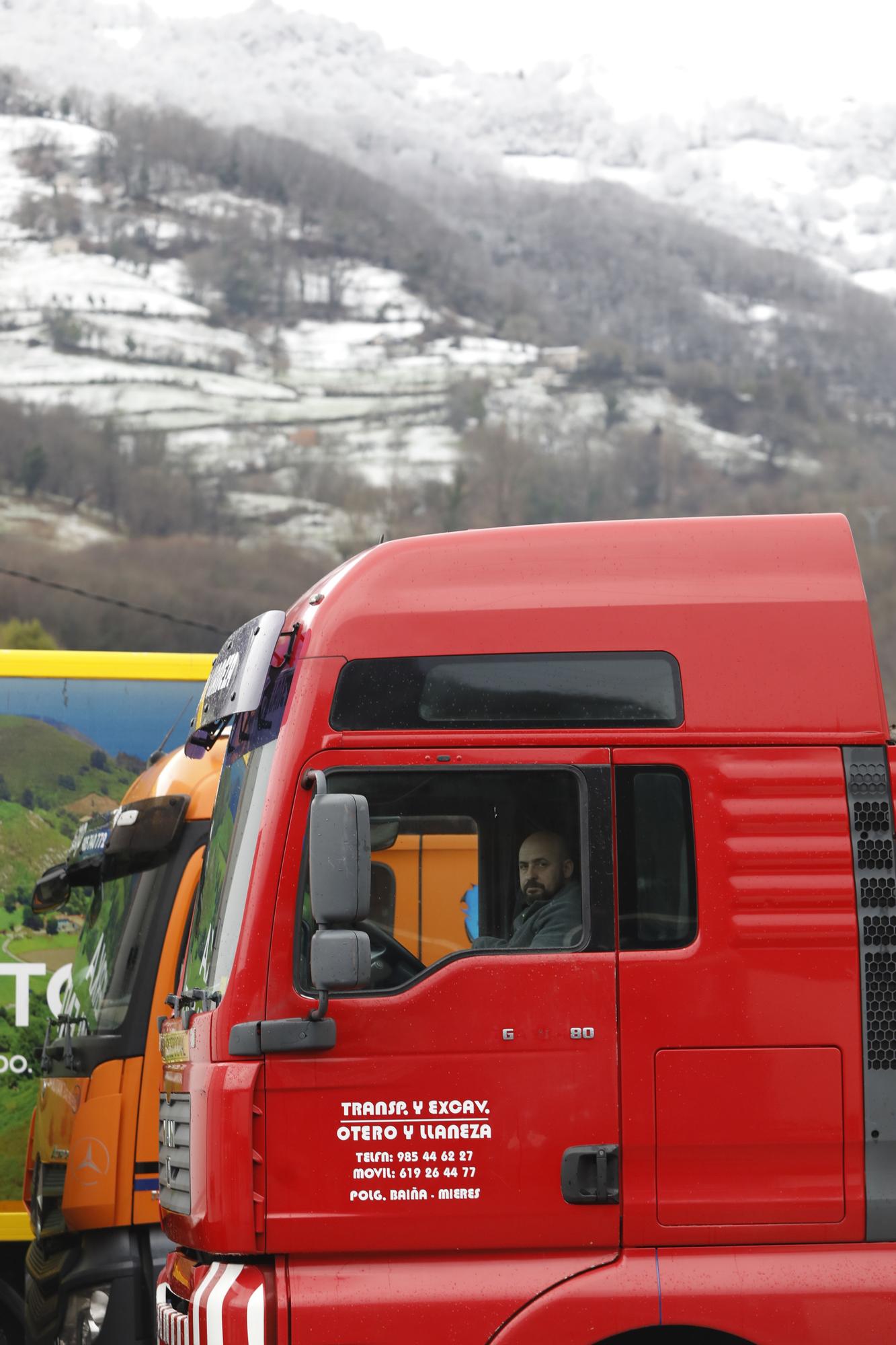 Los camioneros, parados durante horas por los cierres en Pajares y el Huerna.