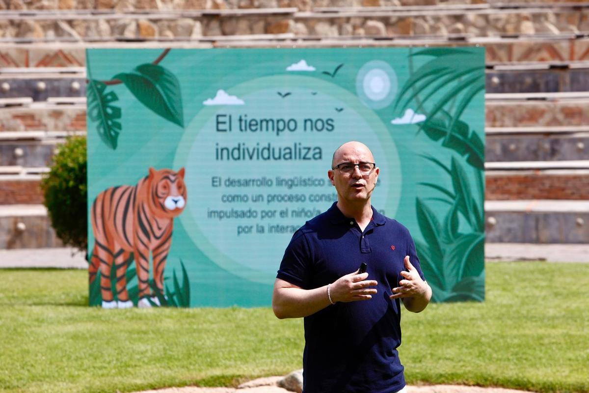 Carlos Domingo, vocal del Colegio Oficial de Logopedas de la Comunidad Valenciana, durante su ponencia.