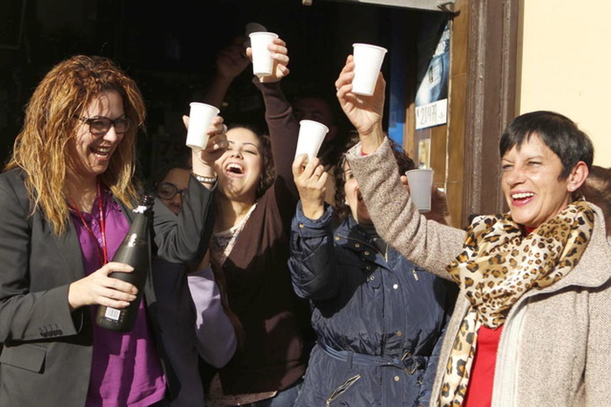 Diversos veïns de Granadilla ho celebren al conèixer que al seu poble s’ha venut el segon premi de la Loteria de Nadal, el número 79.712, que està dotat amb 1.250.000 euros cada sèrie, 125.000 euros al dècim.