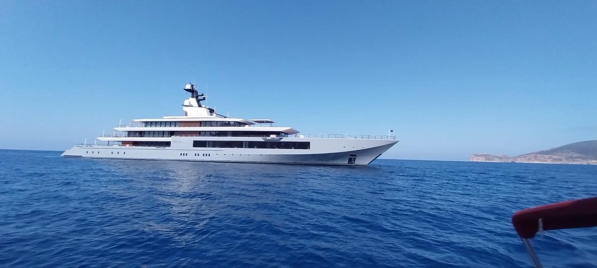 El megayate 'Seven Seas' de Steven Spielberg, valorado en 250 millones de dólares, fondeado frente a Andratx