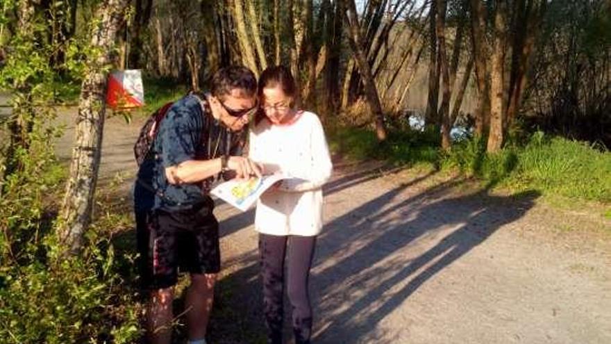 Una pareja hace el circuito tras recibir la clase teórica.  // FdV