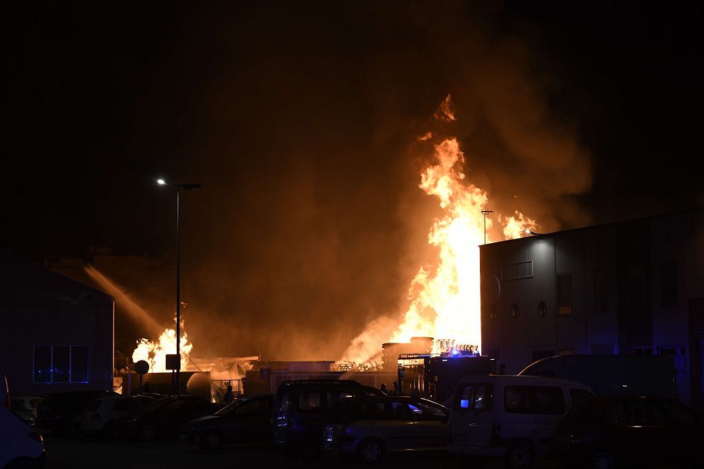 Estas son las imágenes que el aparatoso incendio de Puente Tocinos ha dejado este sábado