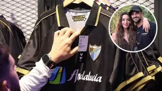 Lola Índigo posa con la camiseta retro del Málaga CF creada junto a IlloJuan