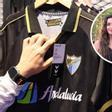 Lola Índigo posando con la nueva camiseta del Málaga en colaboración con IlloJuan