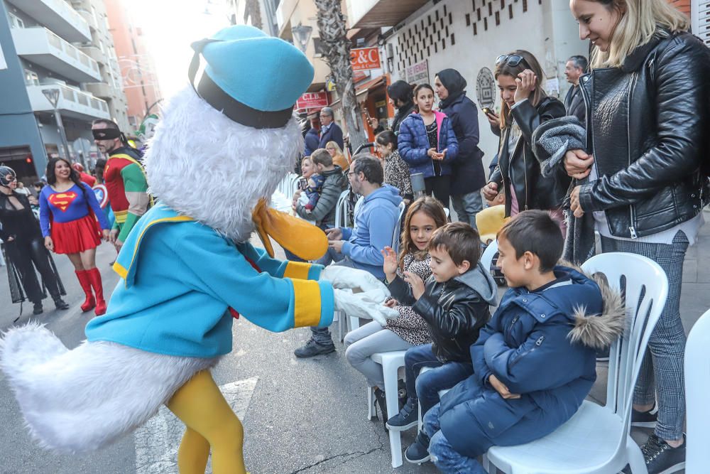 El Desfile Infantil recorrió la calle Ramón Gallud, en el centro de Torrevieja, en uno de los actos más populares de las fiestas patronales en honor a la Purísima