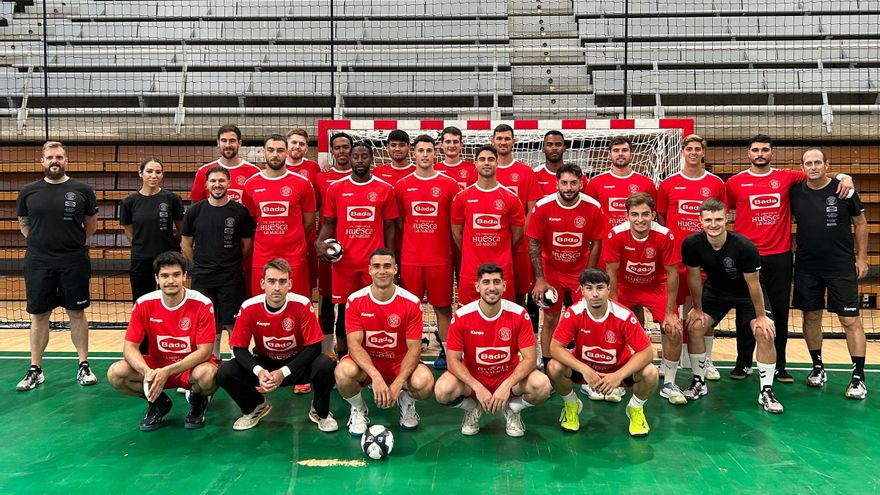 El Bada Huesca empieza la pretemporada con ilusión, fichajes y continuidad