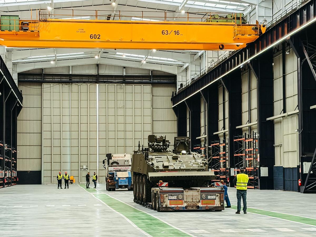 Técnicos de Indra recibieron el 23 de diciembre pasado el primer Dragón 8X8 en el Tallerón de Gijón para probar su futuro montaje.