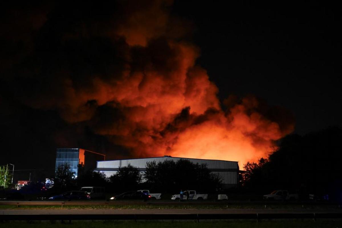 Una fuerte explosión en una zona industrial cerca del principal aeropuerto de Argentina deja al menos 15 heridos