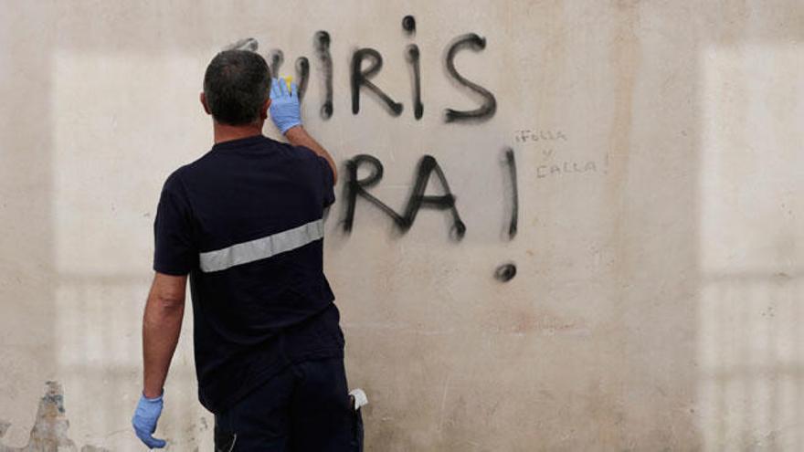 Emaya empieza a tapar las pintadas antituristas de edificios catalogados