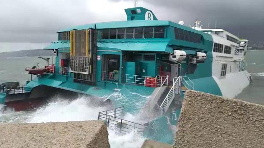 Así azota el temporal al barco encallado en Dénia