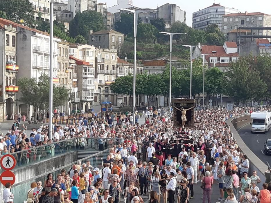 Miles de fieles acompañan a la imagen del nazareno en la tradicional procesión por el centro de la ciudad con principio y final en la Colegiata.
