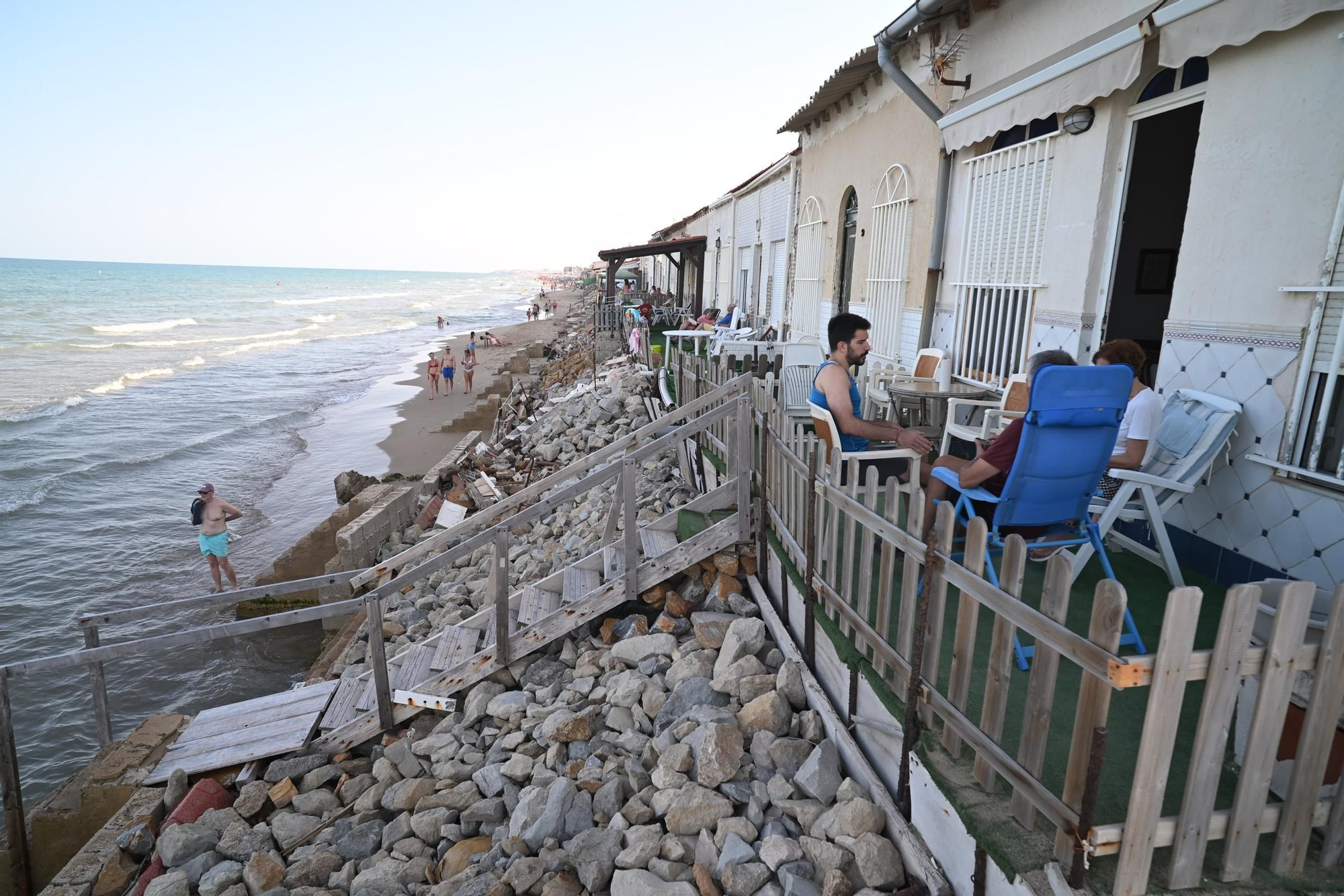 Corazones rotos en playa Babilonia: Los vecinos piden apoyo para mantener las casas en pie