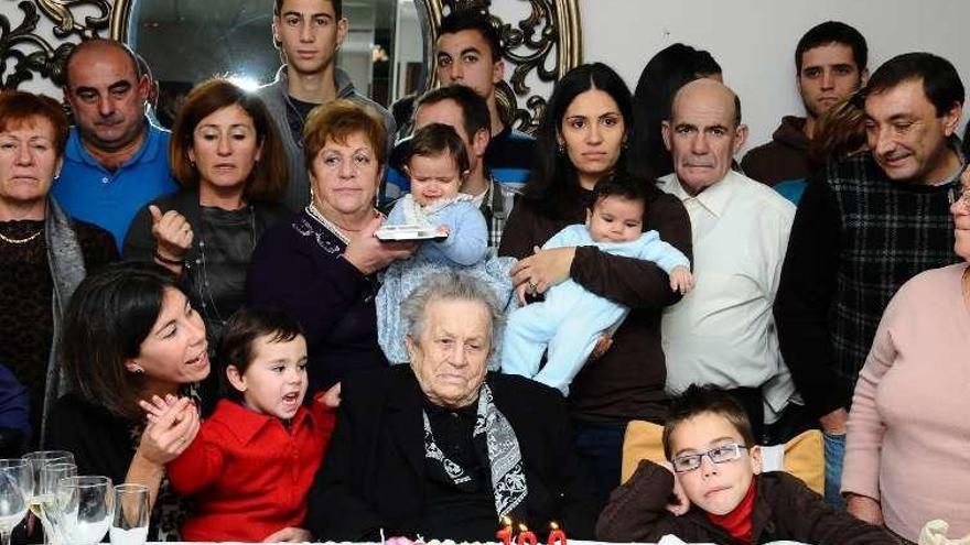 Ofelia Santos, junto a algunos de sus familiares, durante la fiesta de su 100 cumpleaños, en diciembre de 2011. // G. Núñez