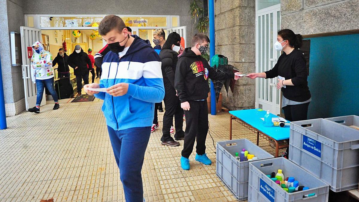 Los usuarios del centro donaron geles, champús y otros artículos a Amigos de Galicia. |   // IÑAKI ABELLA