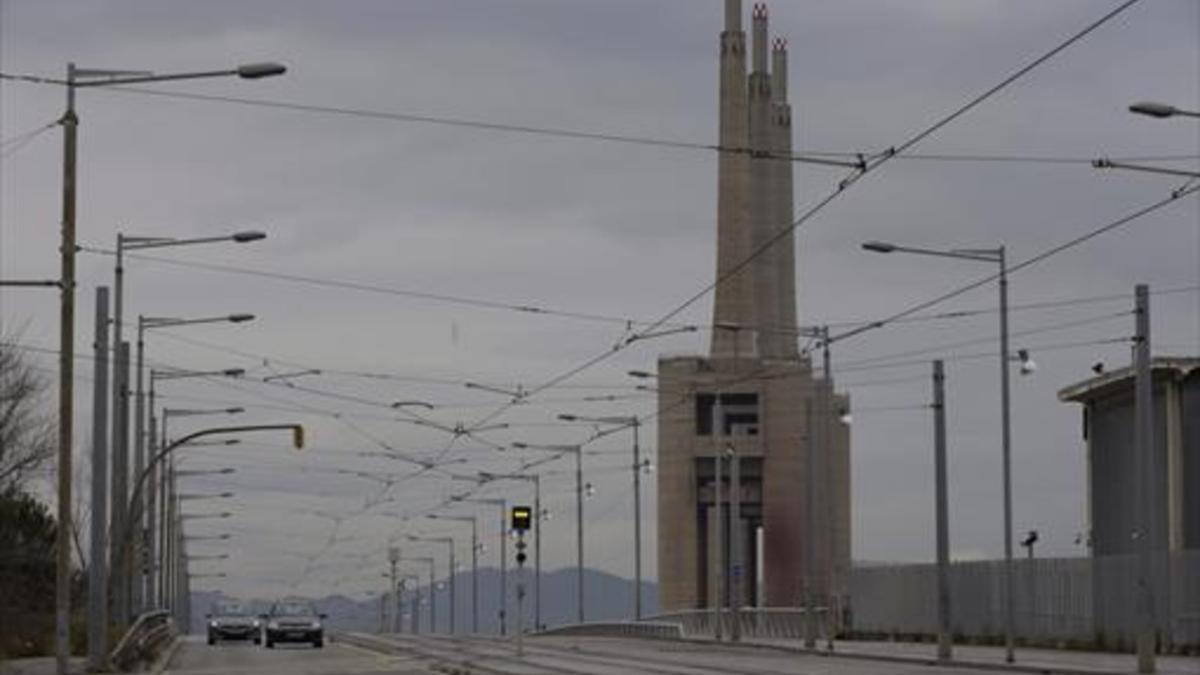 Las simbólicas tres chimeneas de Endesa en Sant Adrià, ayer.