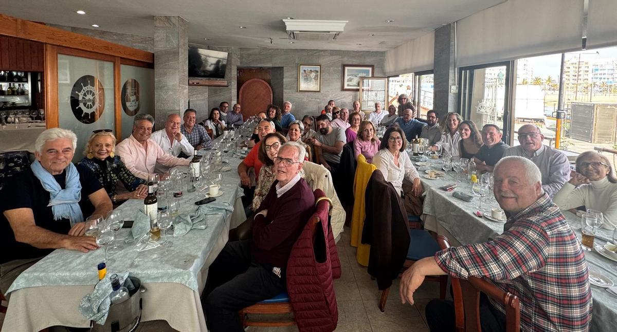Amigos y compañeros homenajean a Agustín Medina en Las Canteras.