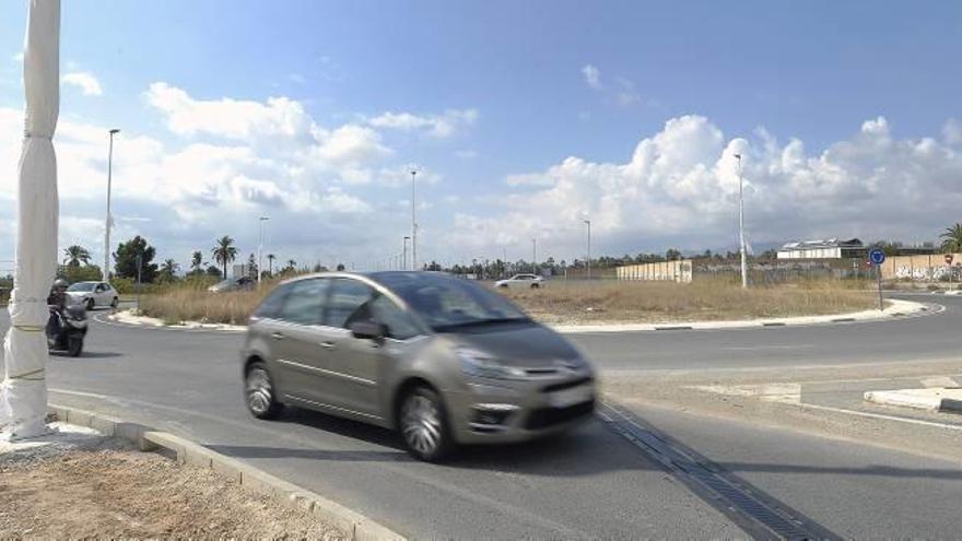 El Ayuntamiento ultima la instalación de farolas en la rotonda de Atzavares, pese a ser competencia de Fomento.