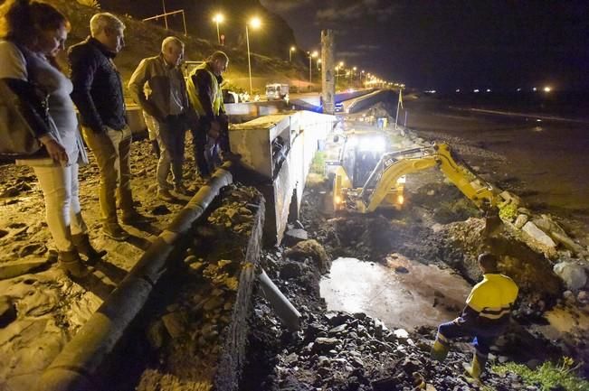 Se rompe una tubería de suministro de agua ...