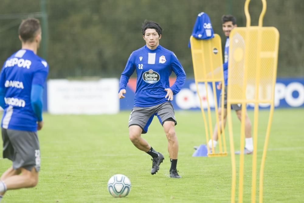 Luis César Sampedro dirigió a sus jugadores en un partido de once contra once en la ciudad deportiva de Abegondo.