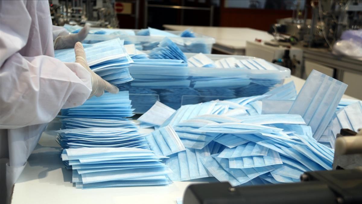 Primer plano de las mascarillas quirúrgicas que se han empezado a fabricar en Tortosa a la nueva empresa GlovalMaskIberica.