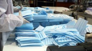 Primer pla de les mascaretes quirurgiques que s han comencat a fabricar a Tortosa a la nova empresa GlovalMaskIberica  Imatge del 7 de desembre del 2020 (horitzontal) Anna Ferras ACN