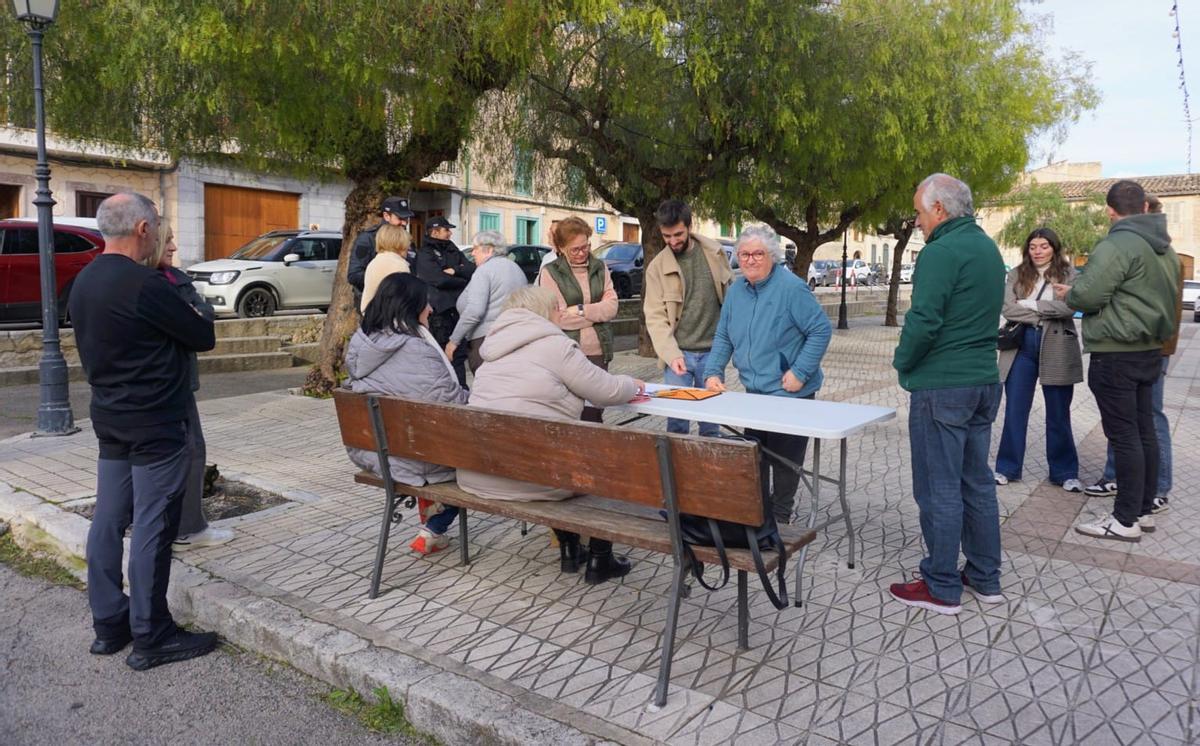La campaña de firmas se inició hace una semana en la Plaça Major de Caimari.