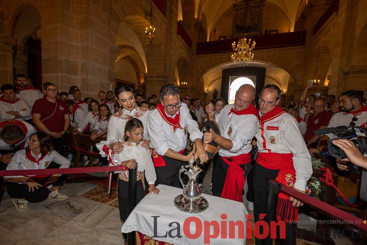 Bandeja de flores y ritual de la bendición del vino en las Fiestas de Caravaca