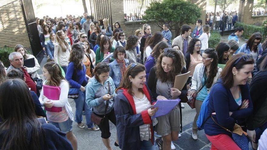 Más de 10.100 aspirantes a maestro se examinan mañana en Aragón