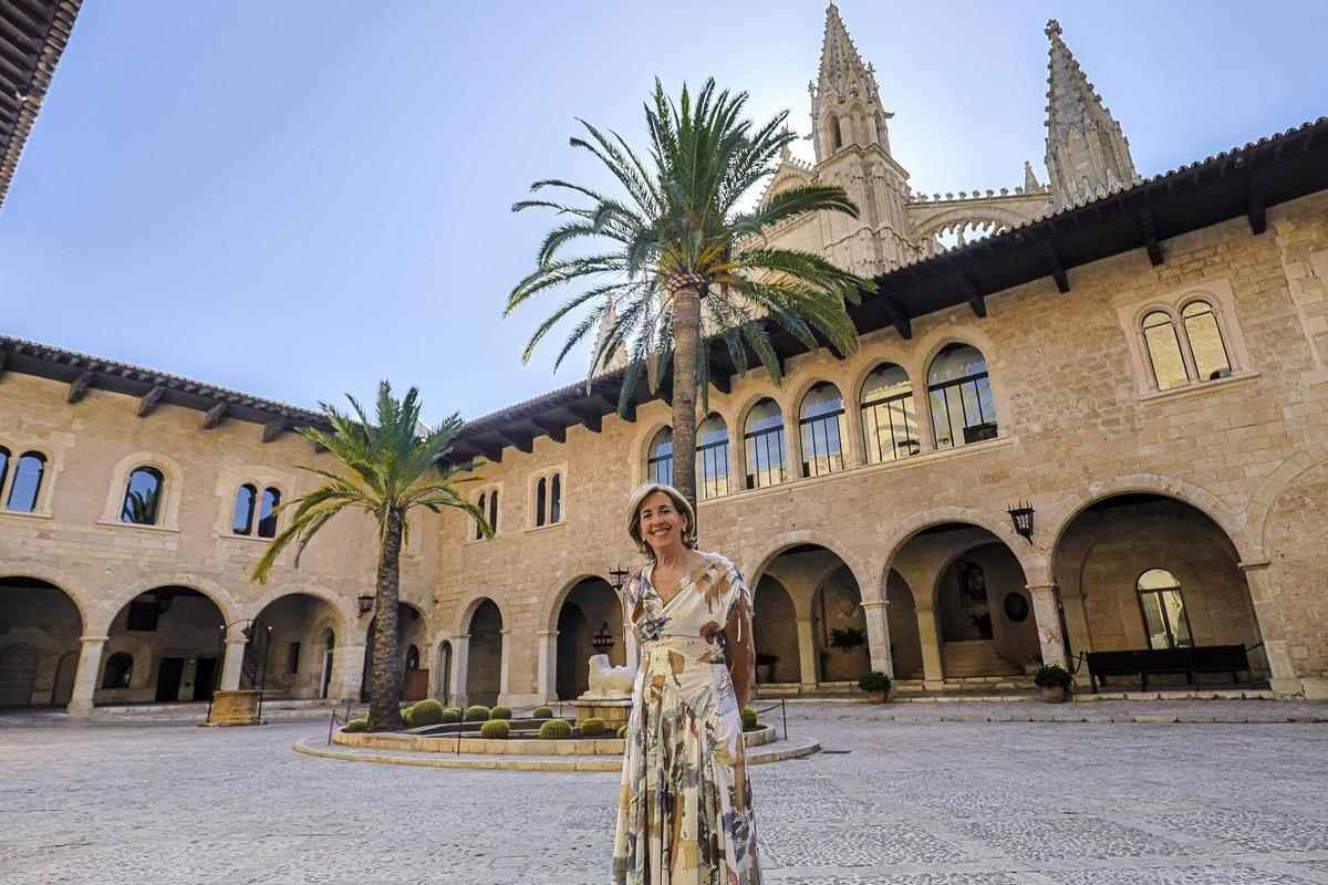 La presidenta de Patrimonio Nacional, Ana de la Cueva, este miércoles en el patio de entrada al Palacio de la Almudaina
