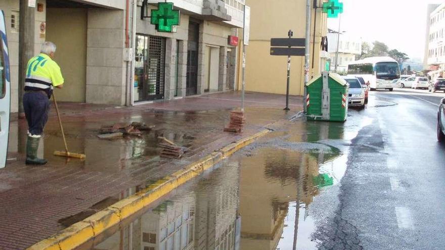 Arreglo de una tubería de agua en Santa Cruz en 2010, cuya renovación es una de las obras licitadas.