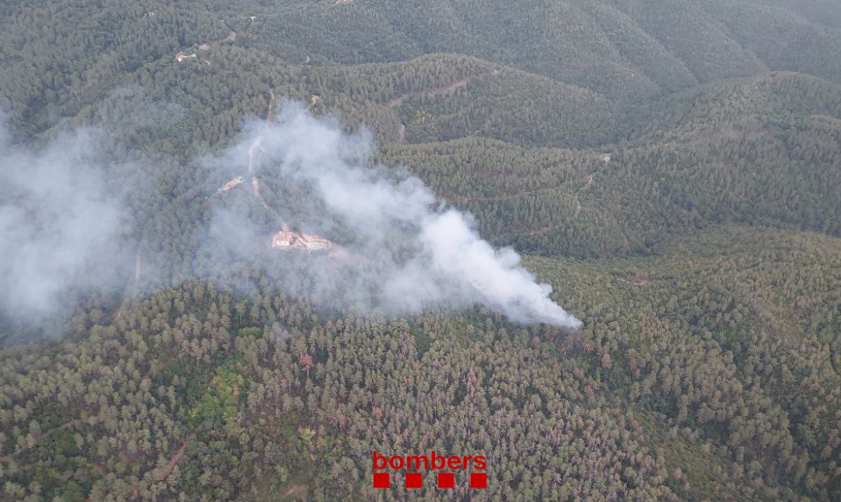 Un incendi forestal a Girona afecta el massís de les Gavarres Un incendi forestal a Girona afecta el massís de les Gavarres