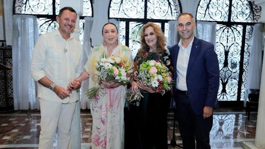 Betty Missiego recibe el premio Olga Ramos Octogenial en el Castillo Bil Bil de Benalmádena