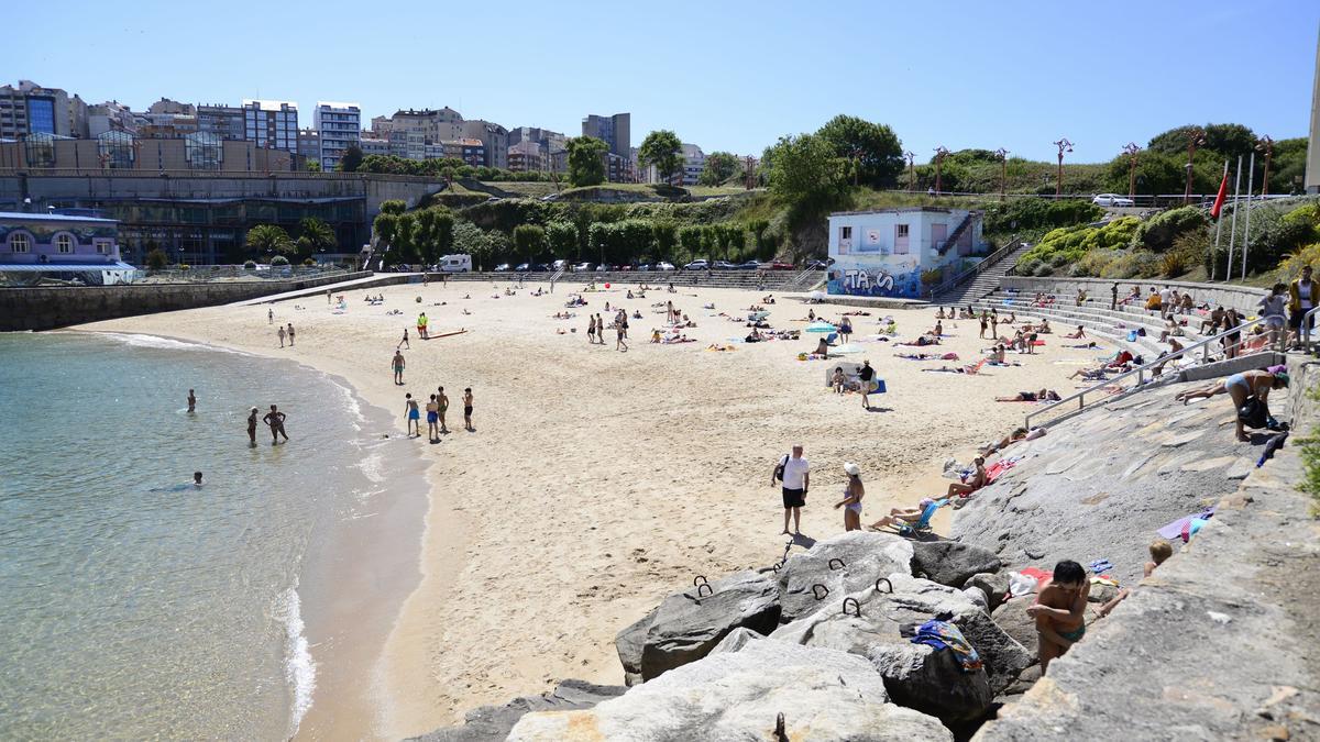 BANDERAS AZULES A CORUÑA Las cinco playas de A Coruña con bandera azul  renuevan su distinción