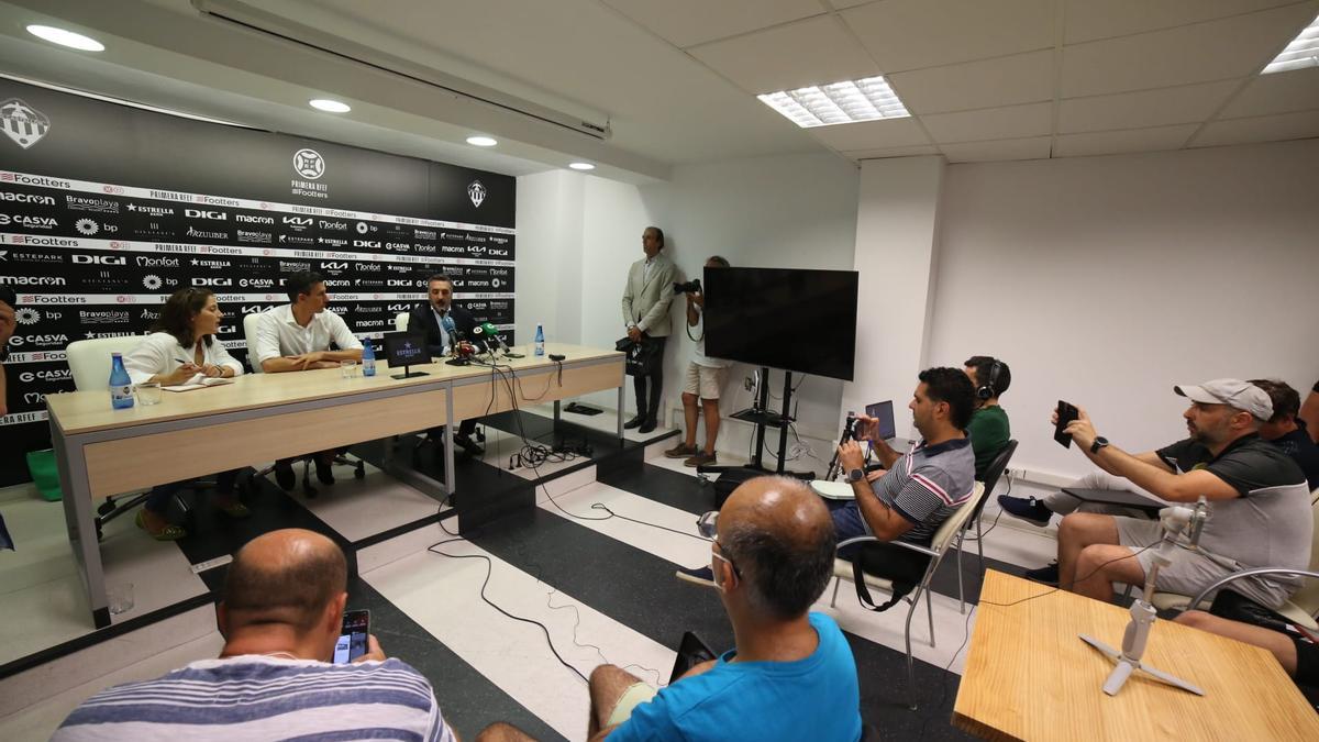 Expectación en la sala de prensa de Castalia ante la llegada de Haralabos Voulgaris.