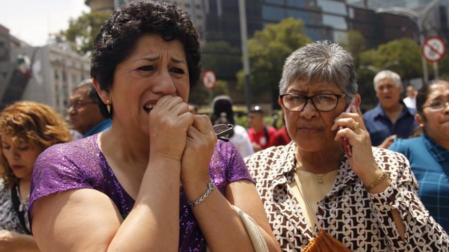 Dues senyores es lamenten a Ciutat de Mèxic.