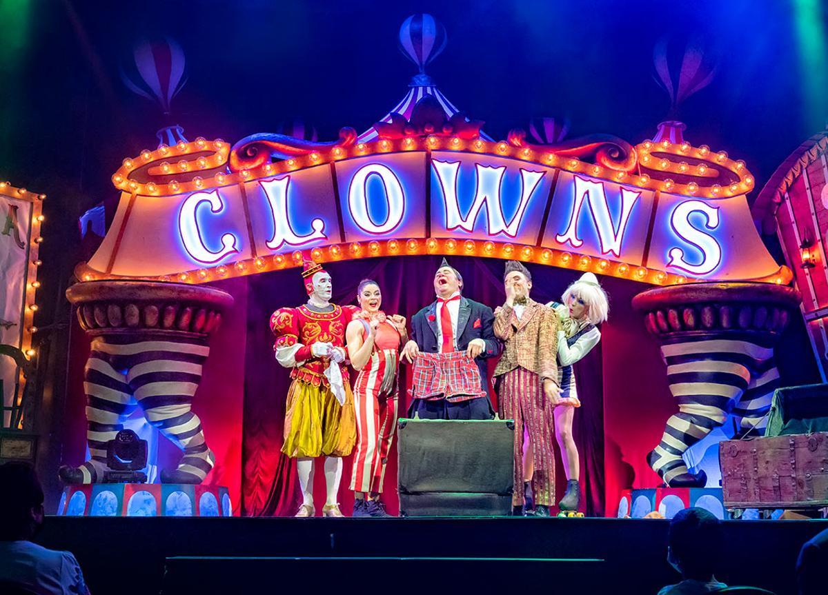 Los cinco clowns que actúan en el espectáculo.