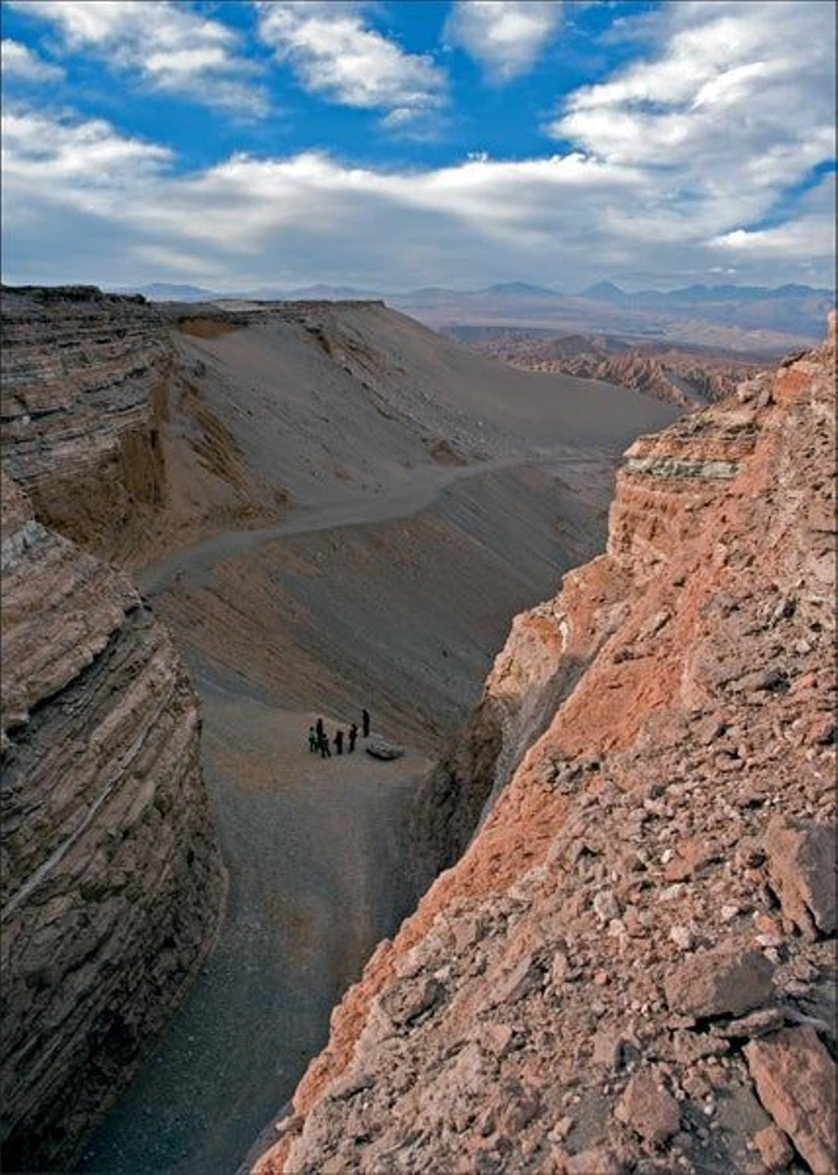 Las presiones horizontales de la corteza terrestre despertaron sedimentos inusualmente verticales en Atacama.