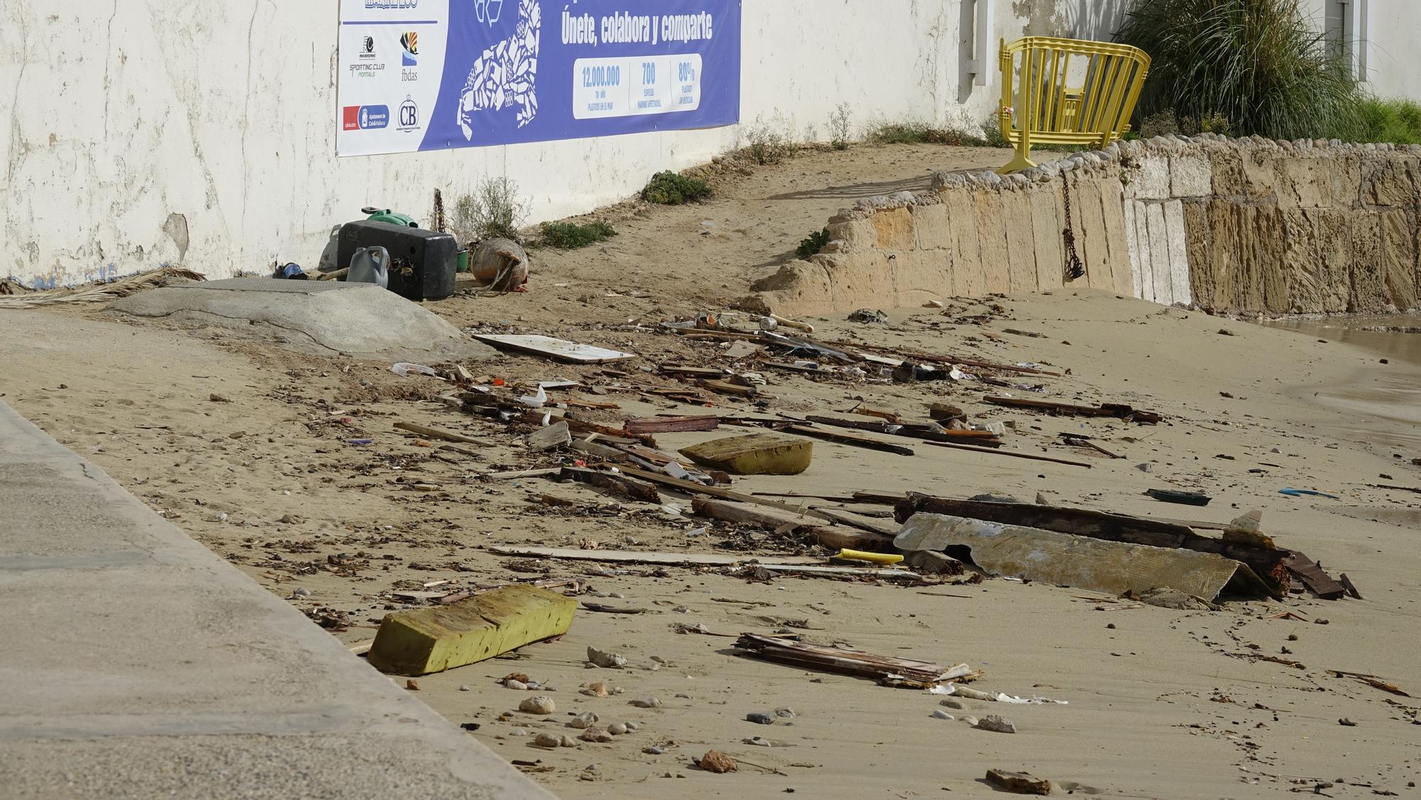 El oleaje destroza contra las rocas de Portals un barco varado