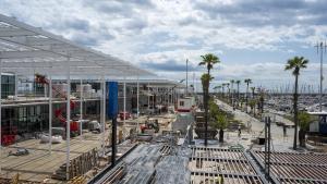 Obras en el muelle de Gregal para crear el nuevo Balcón Gastronómico en el Port Olímpic, esta semana.