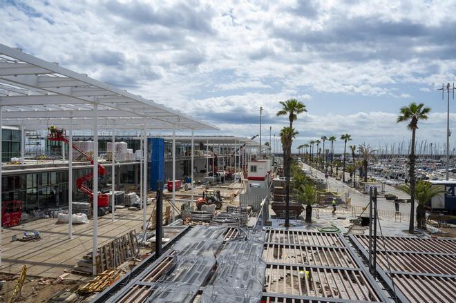 Obras en el muelle de Gregal para crear el nuevo Balcón Gastronómico en el Port Olímpic, esta semana.