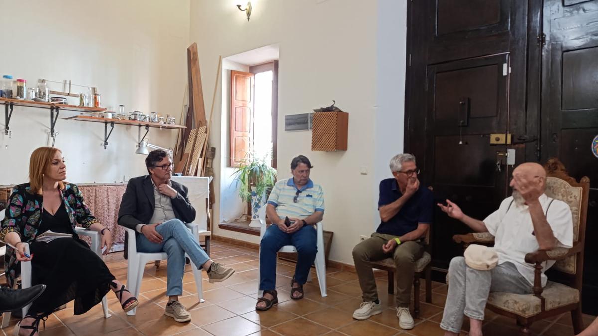 Participantes en la reunión entre los representantes de Compromís y la plataforma Casc Antic Digne i Viu.
