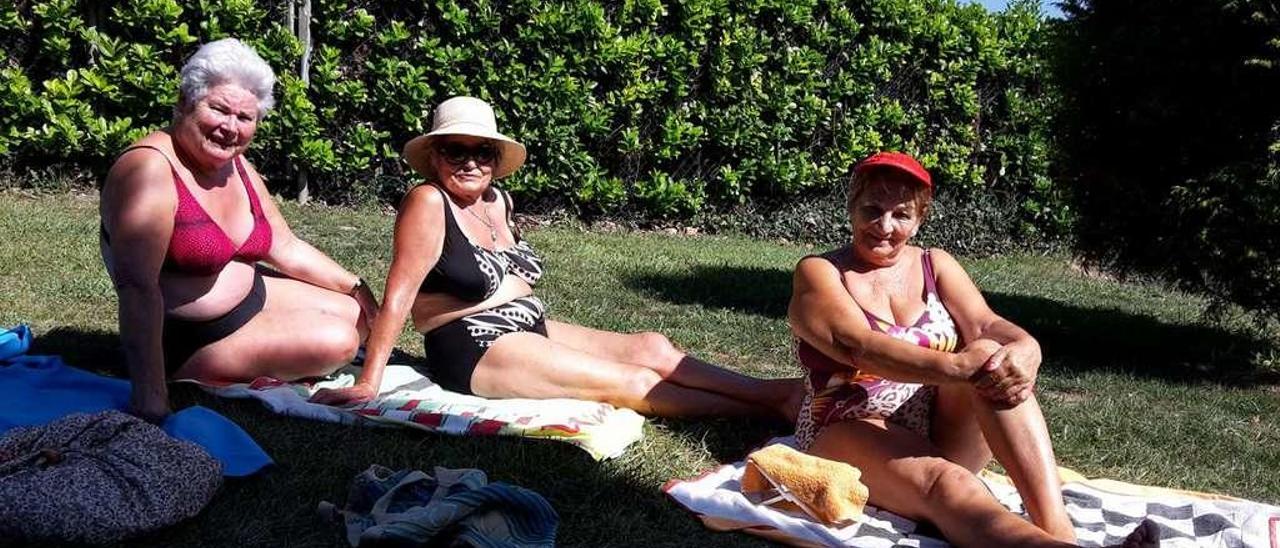 De izquierda a derecha, Victorina Soto, Pilar Fernández y Delia Fernández, disfrutando del sol en el Parque de Invierno.