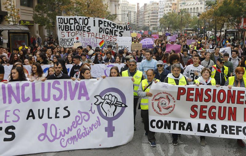 Estudiantes protestan en València contra el machismo en las aulas