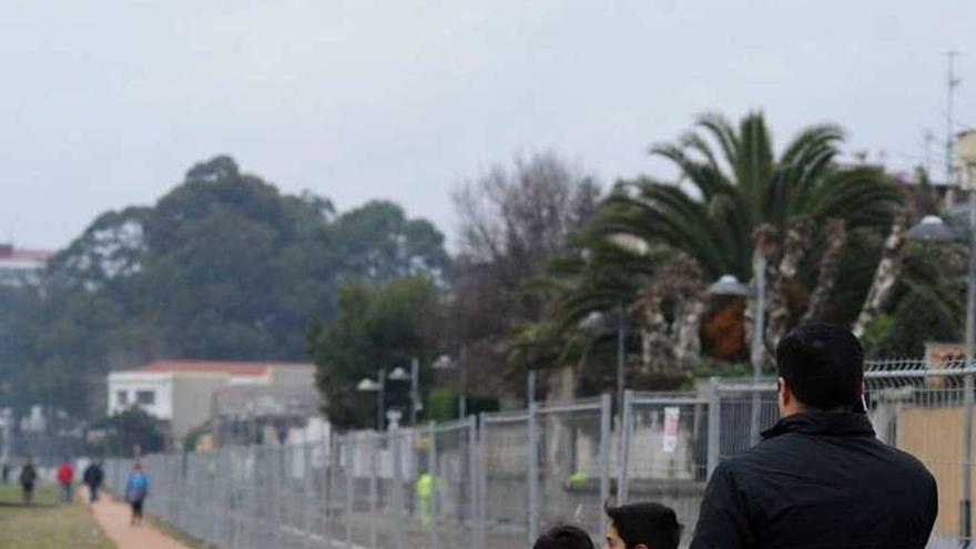 Una pasarela peatonal habilitada durante las obras. // Iñaki Abella