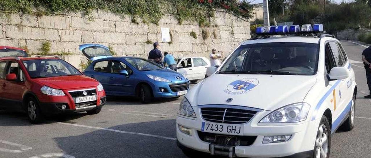 Operación conjunta de la Policía Autonómica y los guardacostas en Combarro contra la vieira ilegal. // NP